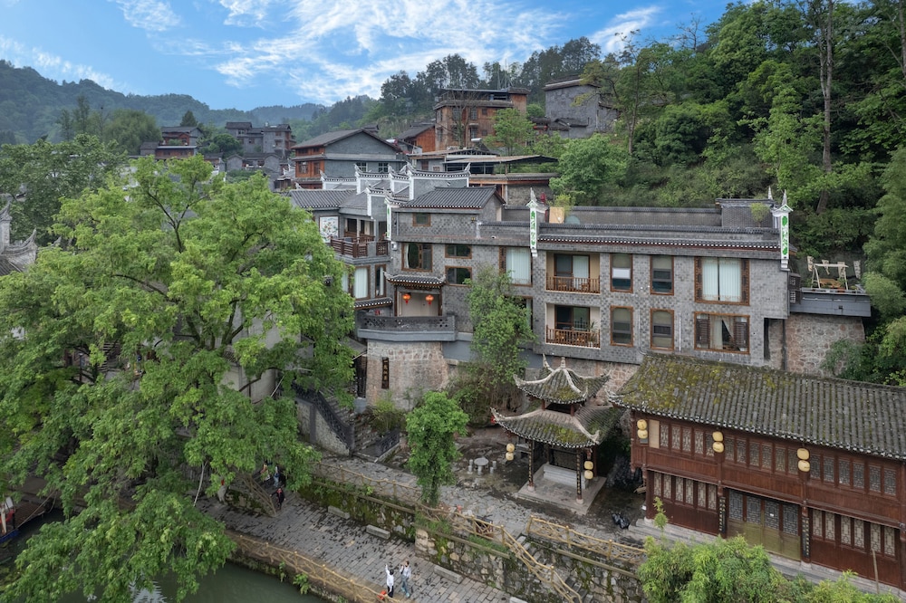 Fenghuang Yiquan River View B&B