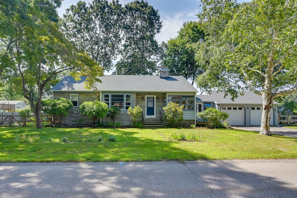 Home in Narragansett w/ Beach Access!