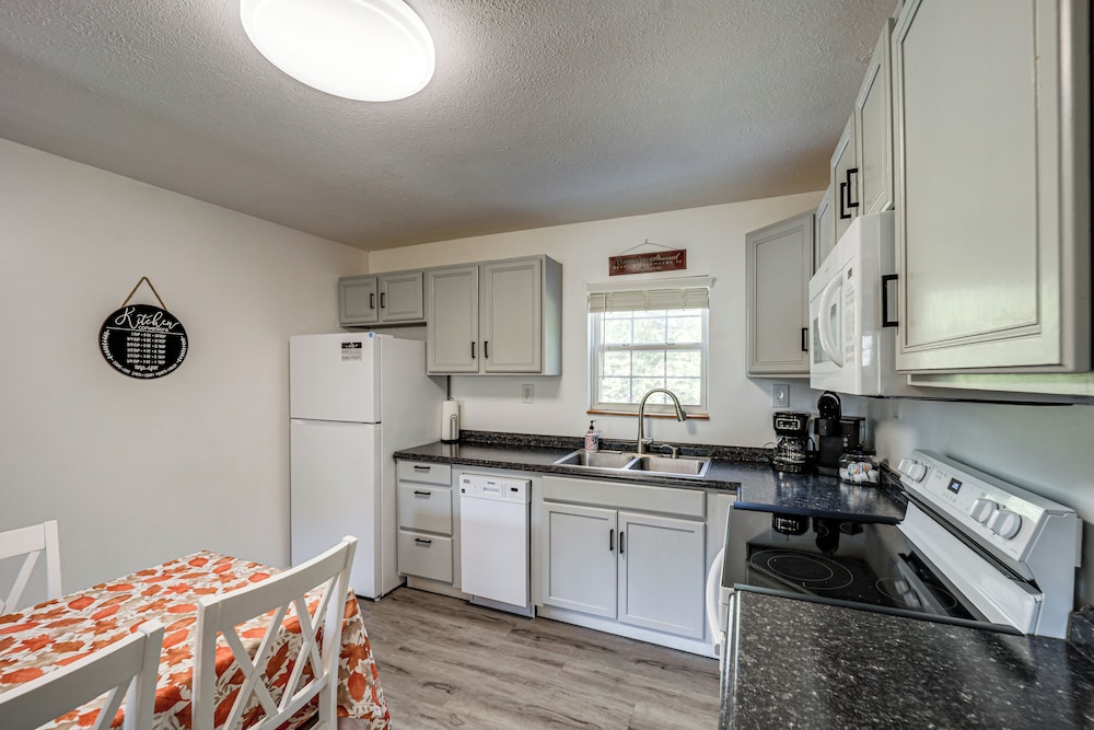 Walk to Main Street! Family Home in Williamstown