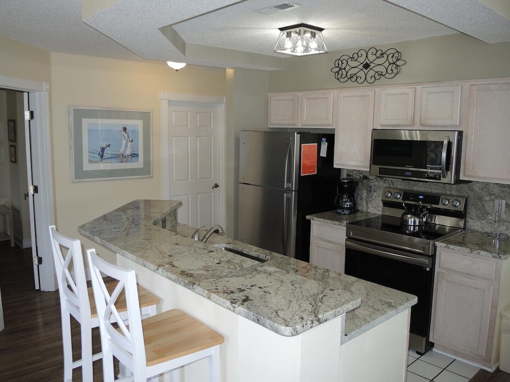 507m 1 Bedroom Condo by RedAwning view 4