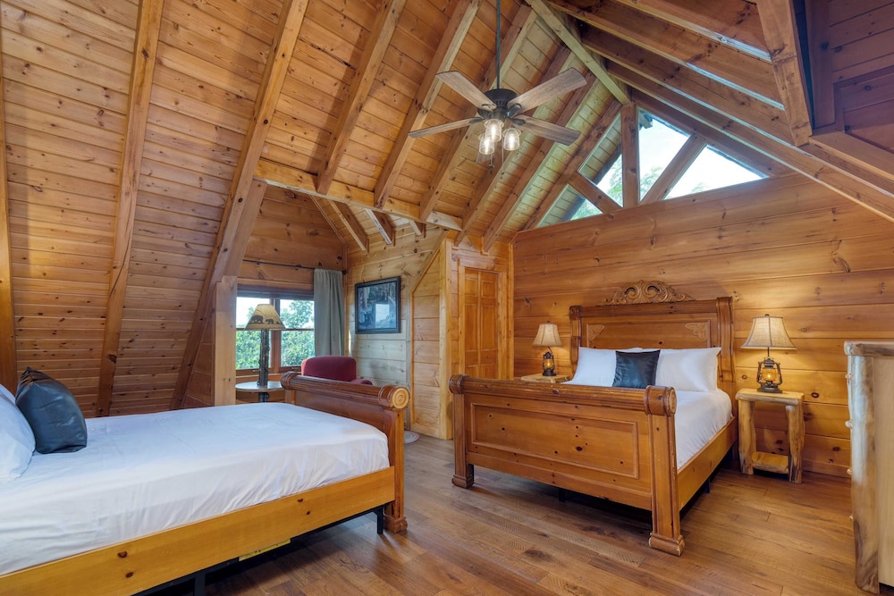 Big Bear Lodge by Avantstay Smoky Mountain Views, Hot Tub, Theater & Game Room
