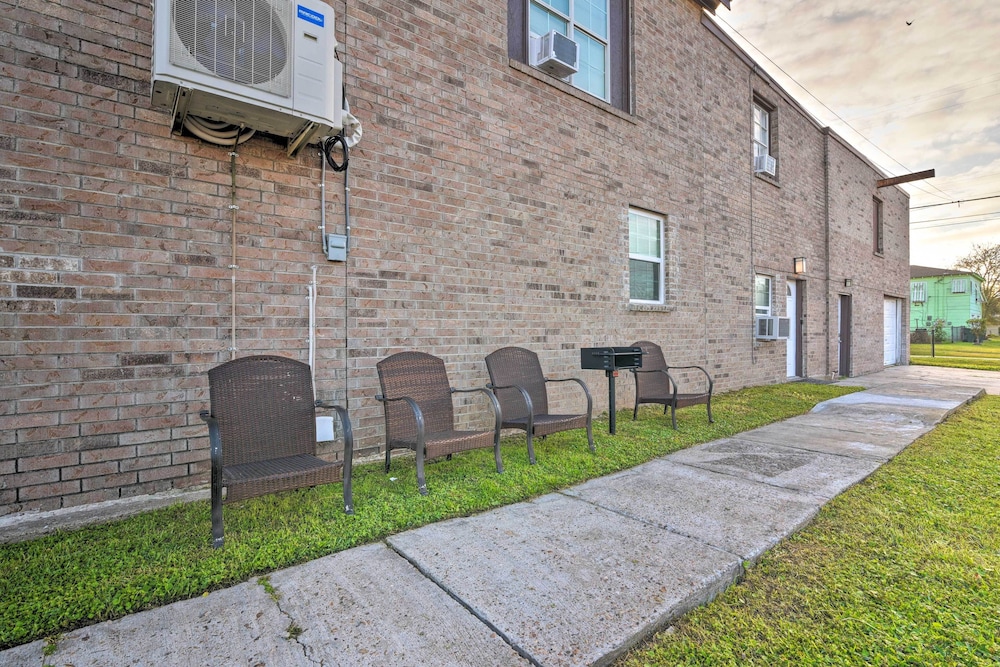Convenient Apt w/ Golf Carts & Grill Access!