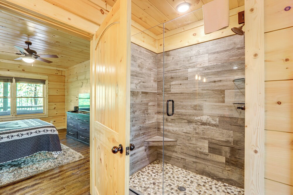 Ellijay Mountain Cabin w/ Hot Tub & Spacious Deck