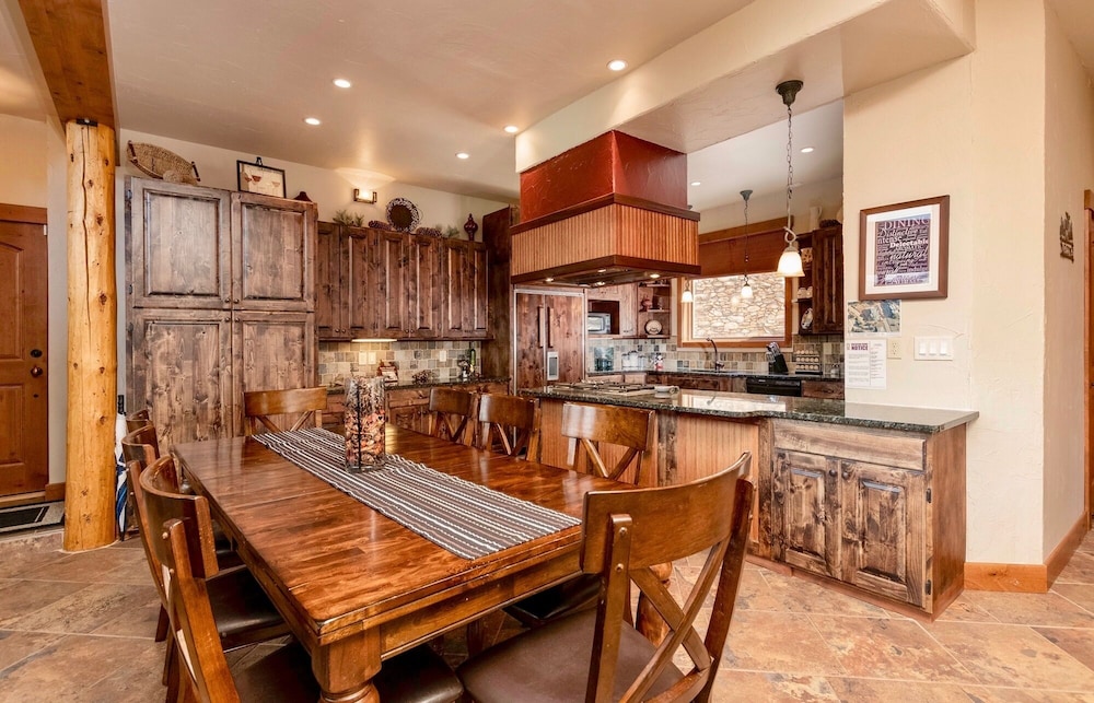 Elk Summit Vacation Home At Windcliff 5 Bedroom Home by RedAwning