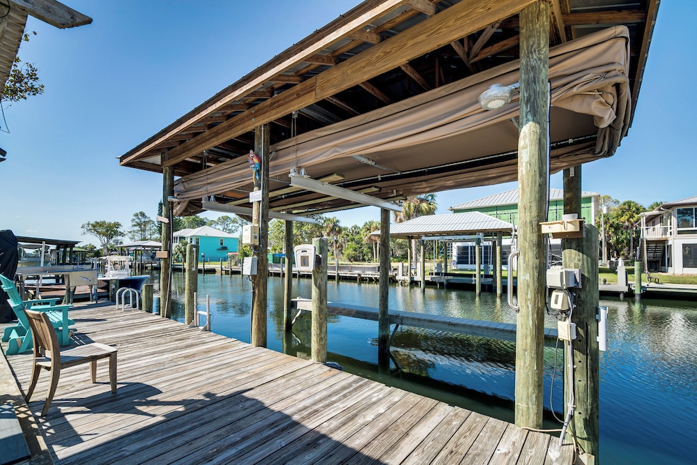 2 Mi to Beach! Canal-front Escape in Crystal River