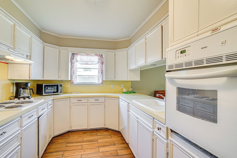 Family Friendly: Peaceful Home in Stamford!