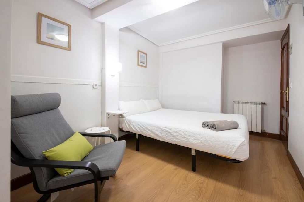 San Sebastian Vacations - PENSION SANTA CLARA SAN SEBASTIAN - Property Image 4