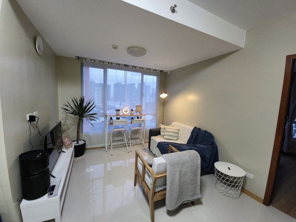 Cozy 1BR Condo in Mandaluyong City With City Skyline View