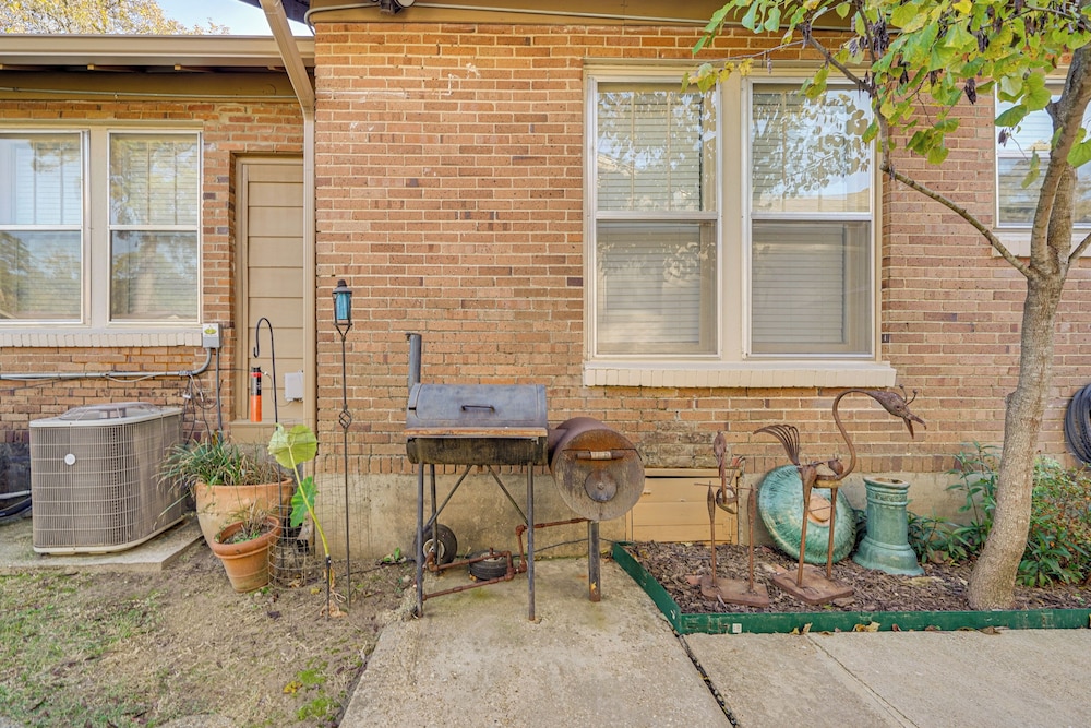 < 1 Mi to Dtwn Texarkana: Couple's Retreat w/ Yard