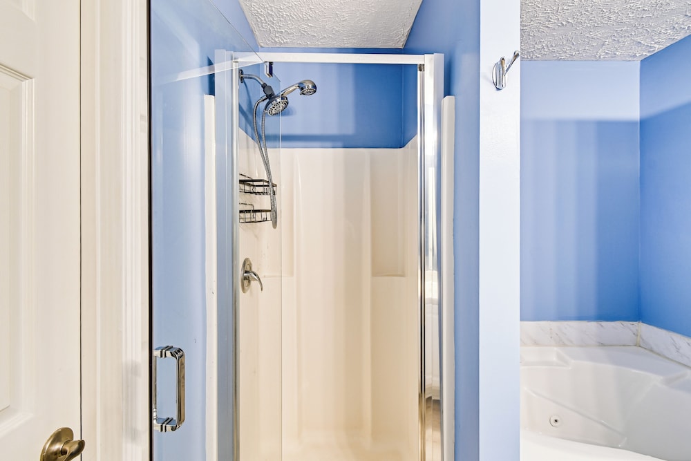 Lake & Pool Access, Home Gym: Fayetteville Condo!