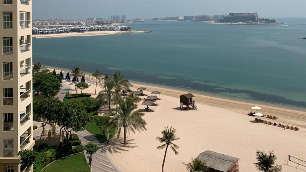 Al Dabas Beach Views 3BD Sleeps 6 Beachfront Beach Pool Access