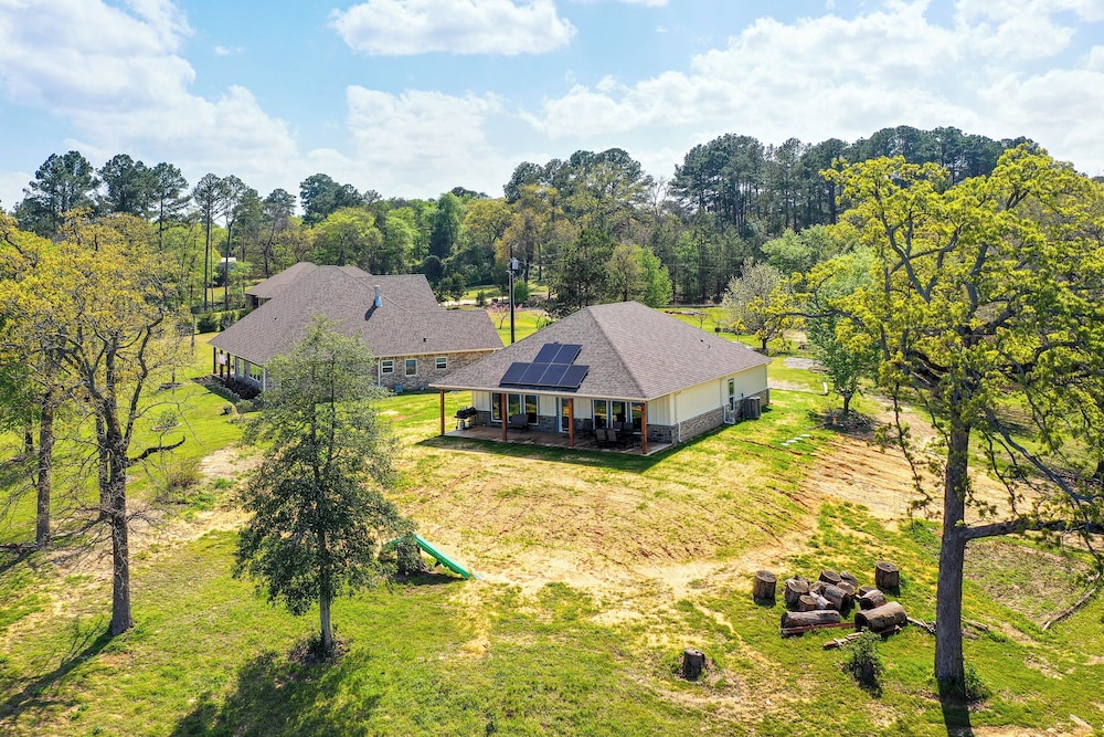 Lake Palestine Vacation Rental - Steps to Water!