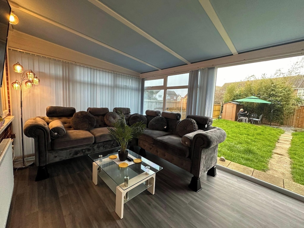 4 Bedroom Seaside House in Clacton-on-sea Sleeps 8