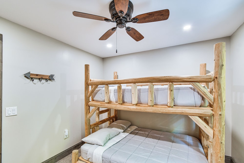 Woodsy 20-acre Retreat w/ Hot Tub in Mancelona