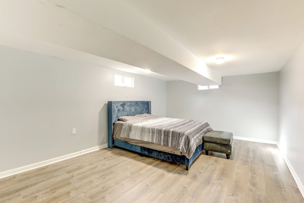 3 Mi to Dtwn: Home w/ Yard in Newark