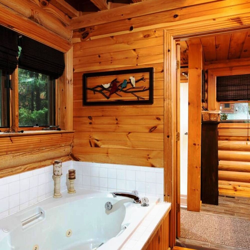 Cozy Upscale Cabin w Fireplace Hot Tub