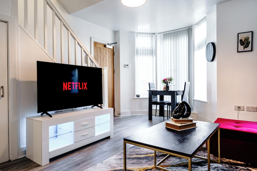 Whitchurch 2 Bedroom Flat near Hospital