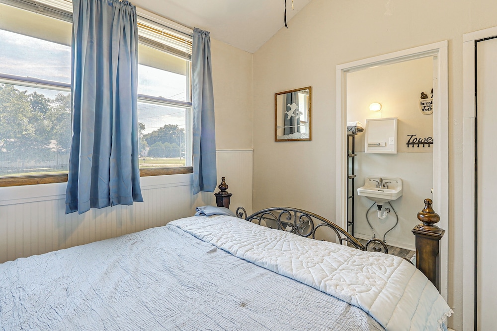Near Walnut Valley Festival: Convenient Apartment!