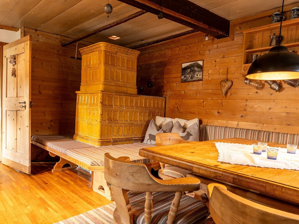 Historic Farmhouse: 200 Years old Meets new