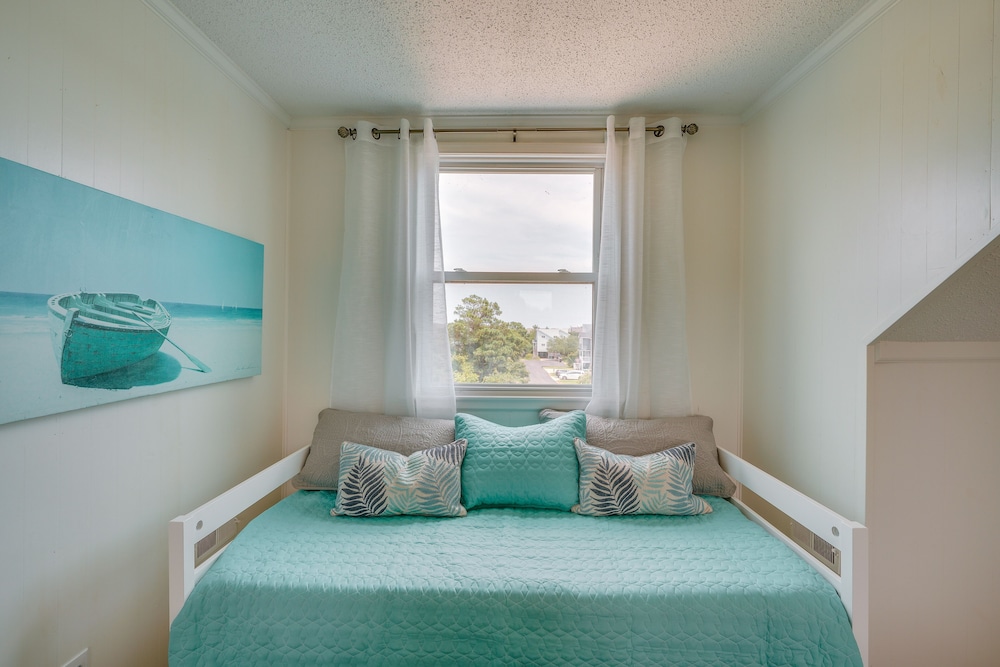 Sunny Corolla Home: Walk to Beach! view 2