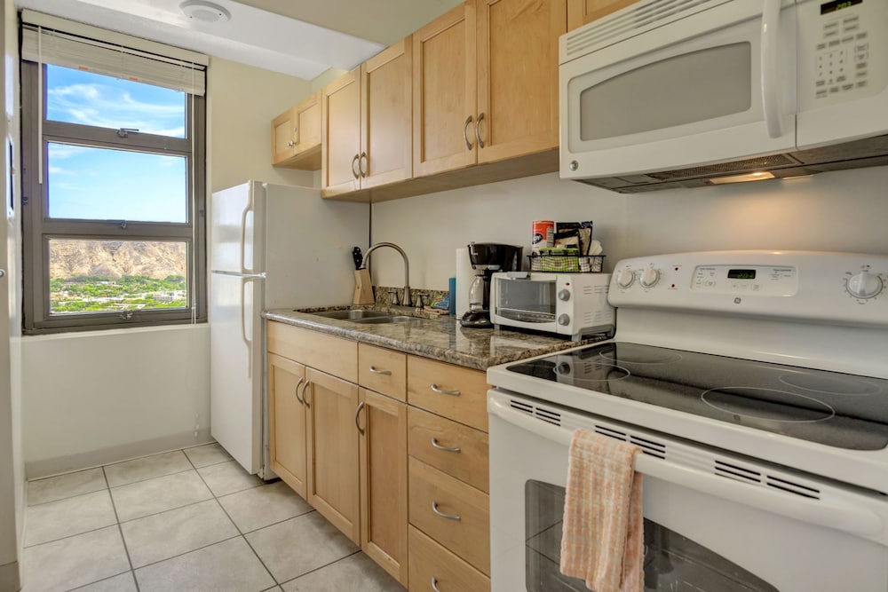 Waikiki Banyan - Ocean View Tower 2 Suite 3214 view 3