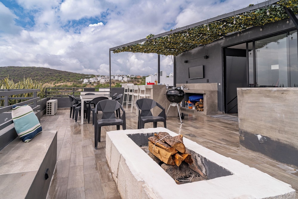 Luxurious 5-bedroom House With Air-conditioning & Private Rooftop in Juriquilla