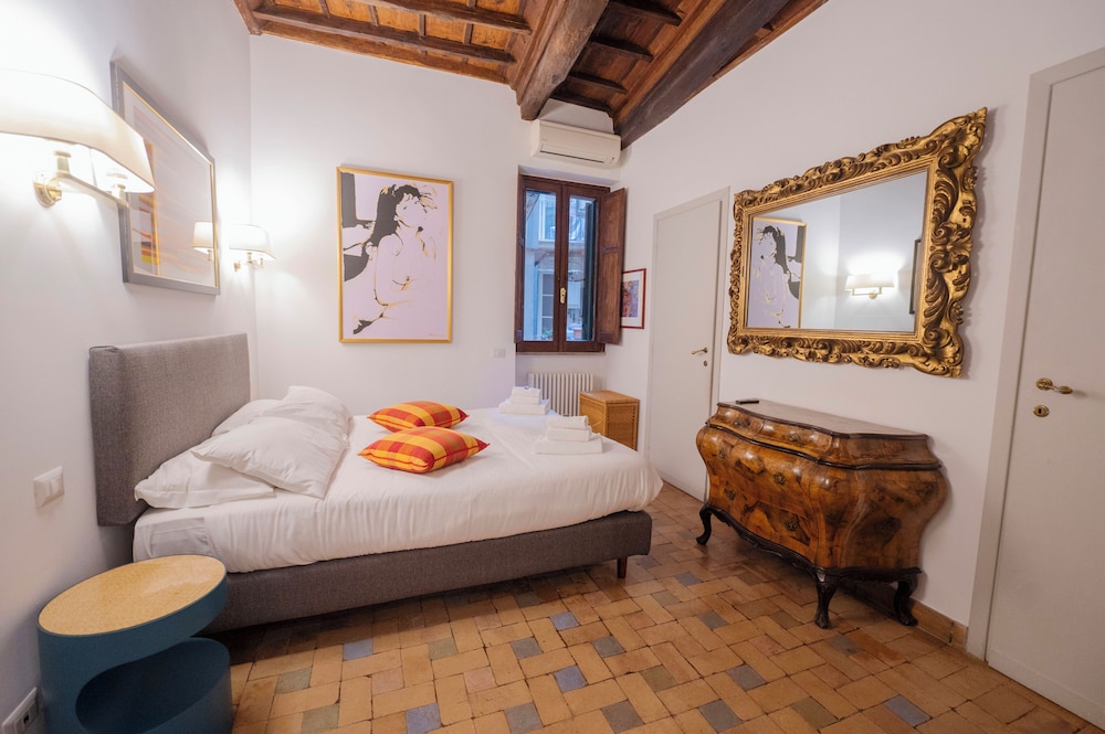 Via Giulia Apartments
