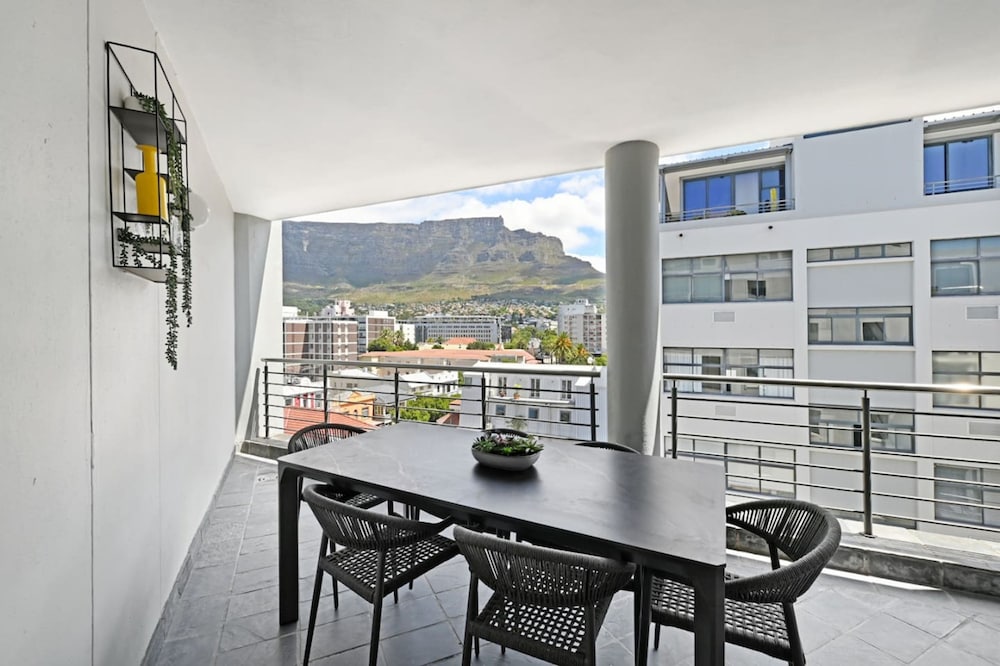 Modern 3-bed Apt Designer Touch Mountain Views