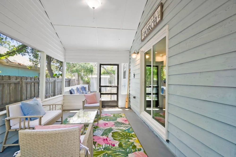 Walk to Beach BBQ Screened Patio Beach Gear