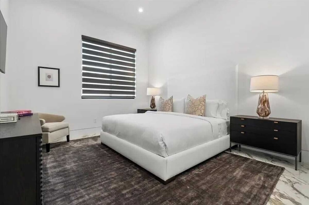 Sleeps 20 7-bedroom Villa w/ Pool, Putting Green & Hot Tub Bravo Villa #11 by Avantstay
