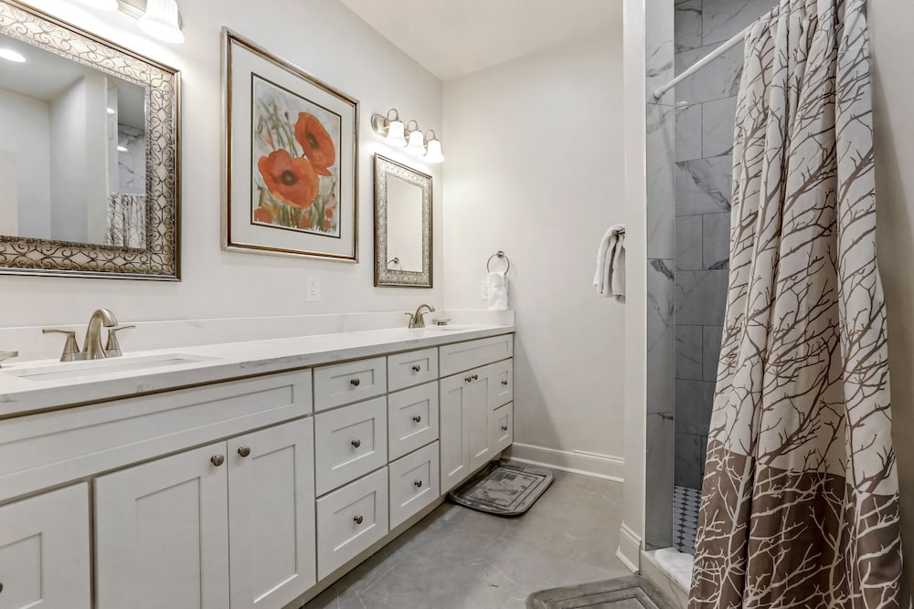 New Orleans Vacations - Renovated Historic 4BR House Near Magazine St  Uptown - Property Image 4