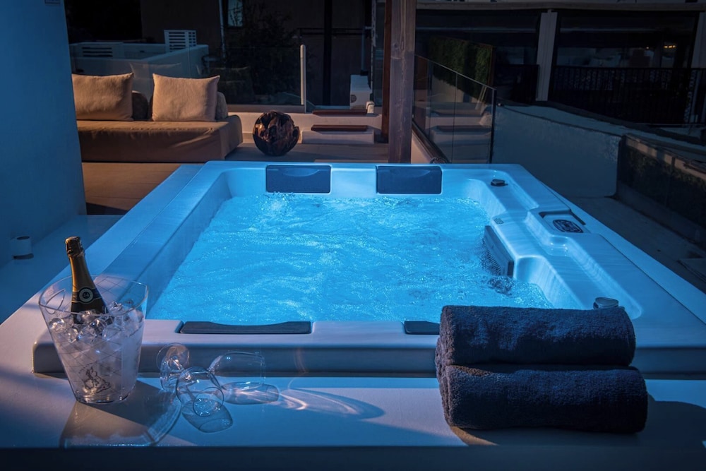 Mint Villa by Checkin