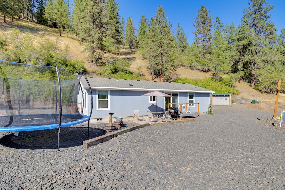 Mtn-view Gem w/ Outdoor Entertainment in Ahsahka!