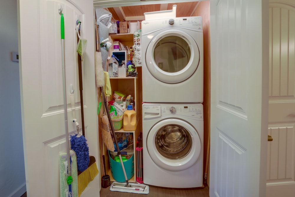 Strawberry Cabin Rental w/ Deck  Mountain Views! - Property Image 3