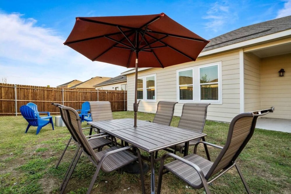One Level Home Foosball Firepit Quiet Neighborhood