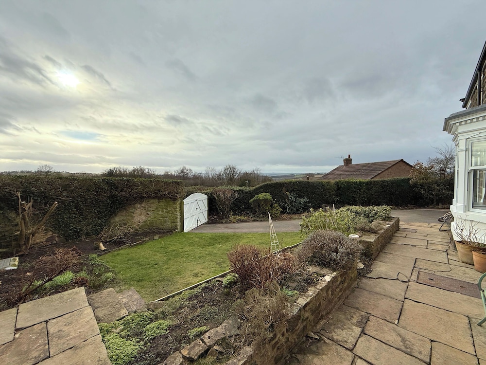 Spacious 4BR Retreat for 8