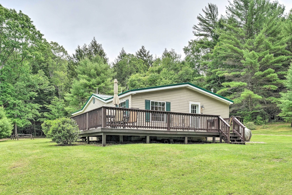 Deck, Fire Pit & Yard: Mountain Escape! view 4