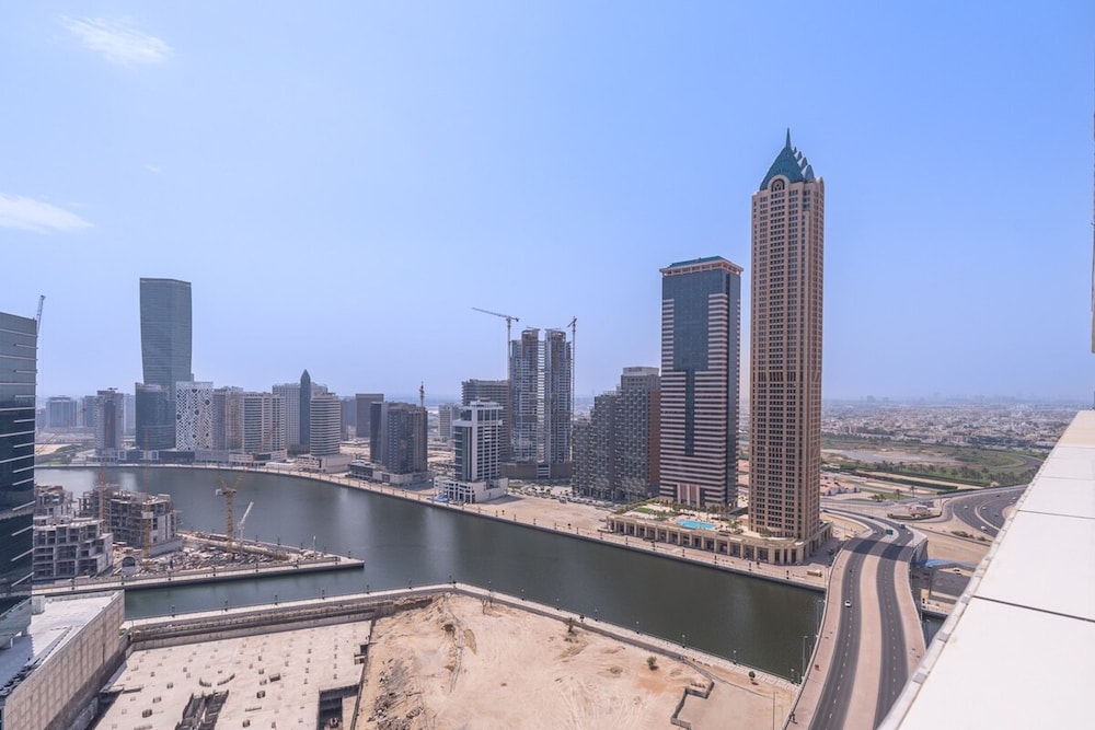 Stylish 1-bedroom Apartment With Stunning Canal Views at Business Bay