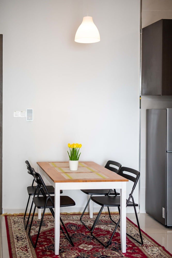 A Stylish 2BR Suite, Water Views, Free Parking