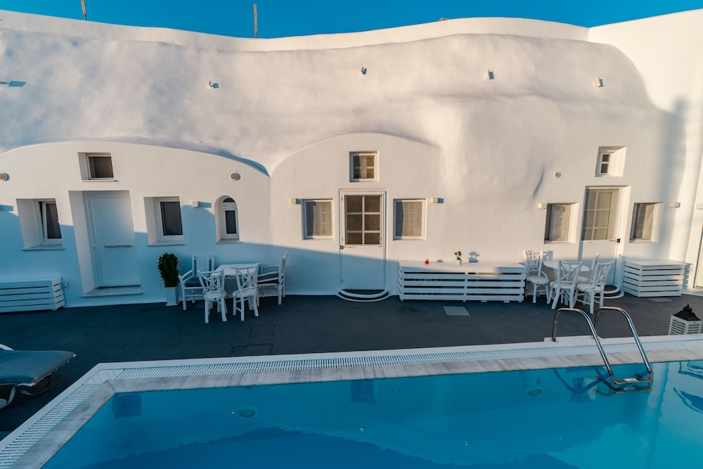 Santorini Sunsets Oasis