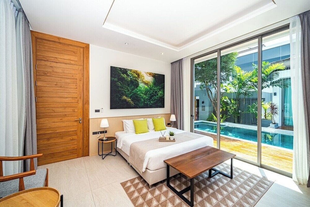 Teak 5BR Pool Villa Bang Tao + Airport Shuttle