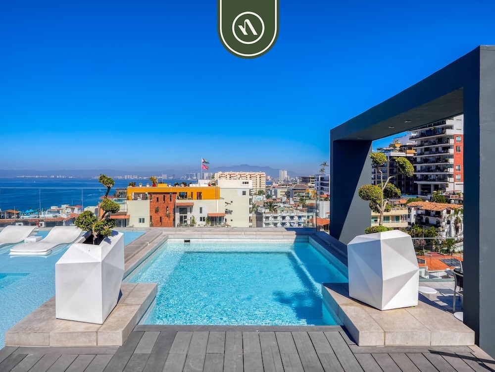 Stunning 2 BR Condo in Romantic Zone - Pool