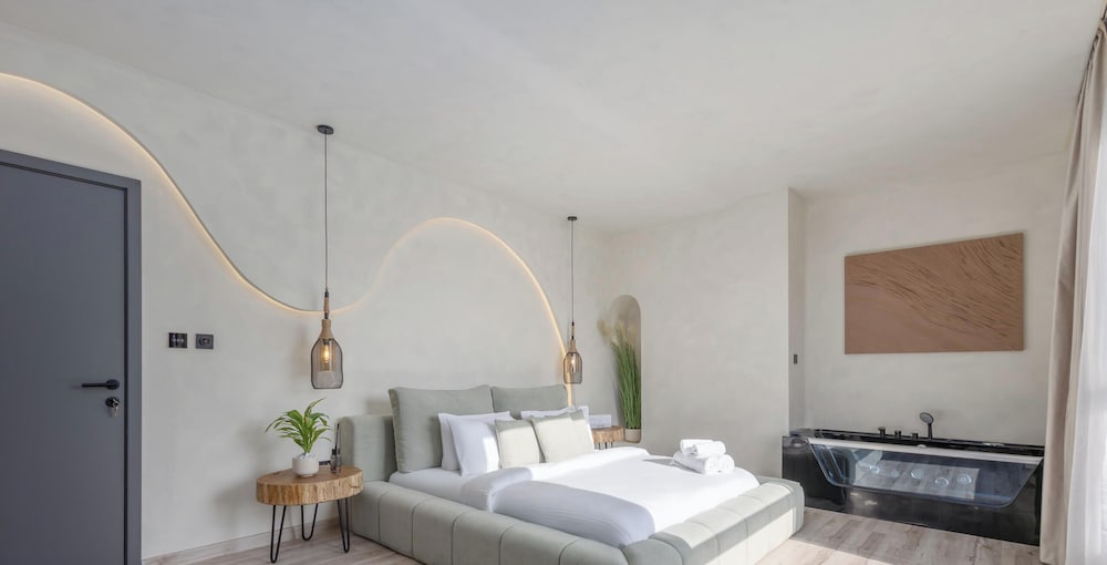 LUX Contemporary Marina View Suite 7