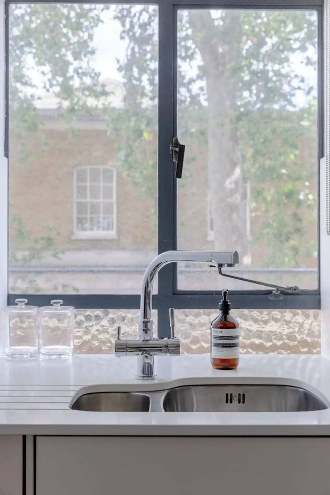 Sleek & Stylish 1BD Flat w/ Balcony - Kings Road