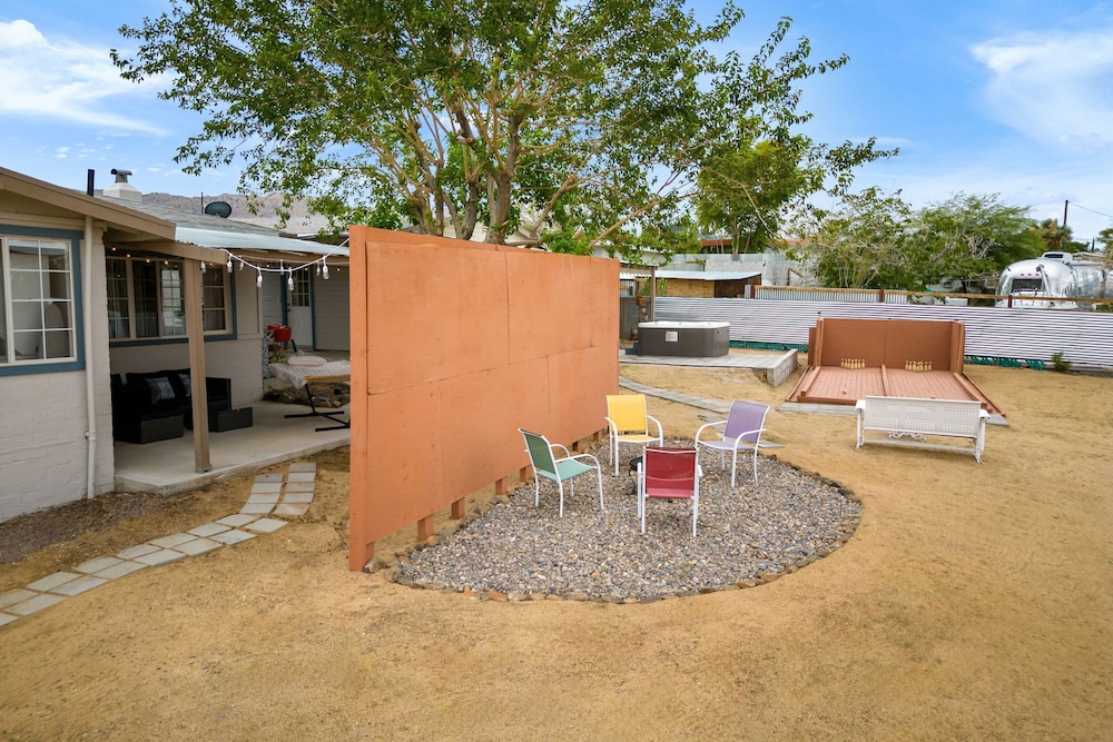 Fable by Avantstay 2 Unique Spaces w Bowling Hot Tub Fire Pit Large Yard