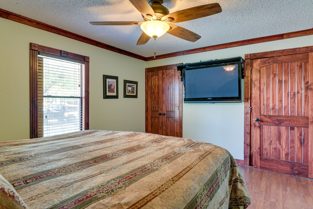Pet-friendly Texas Home w/ Screened-in Deck view 5