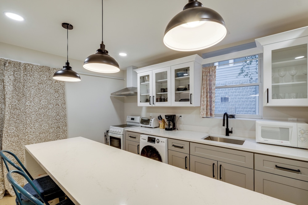 Walk to Metro & Dtwn Silver Spring! Sleek Apt