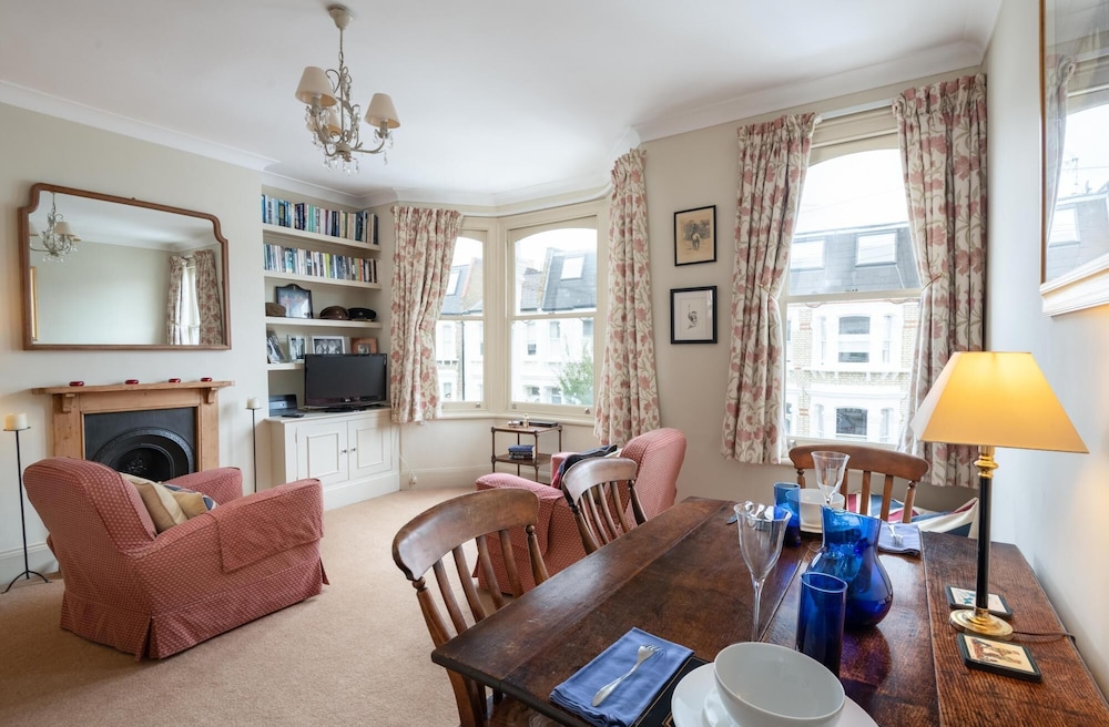 Traditional Fulham Home Close to the River Thames
