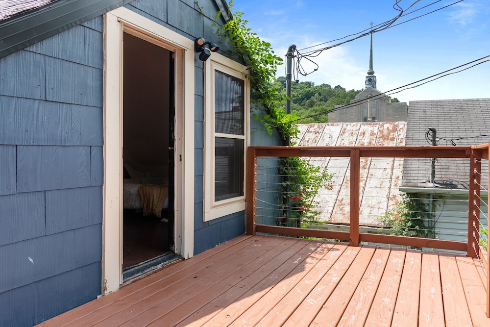 Jungle House Luxury Stays - Downtown Chillicothe view 5