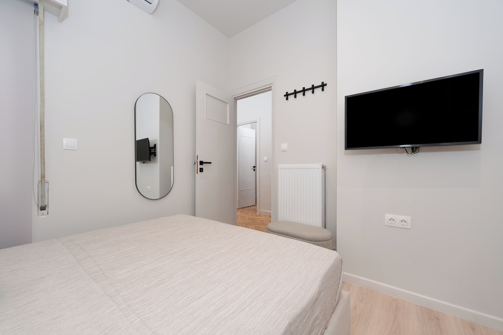 Spacious & Stylish Athens Apartment - Walk To Metro